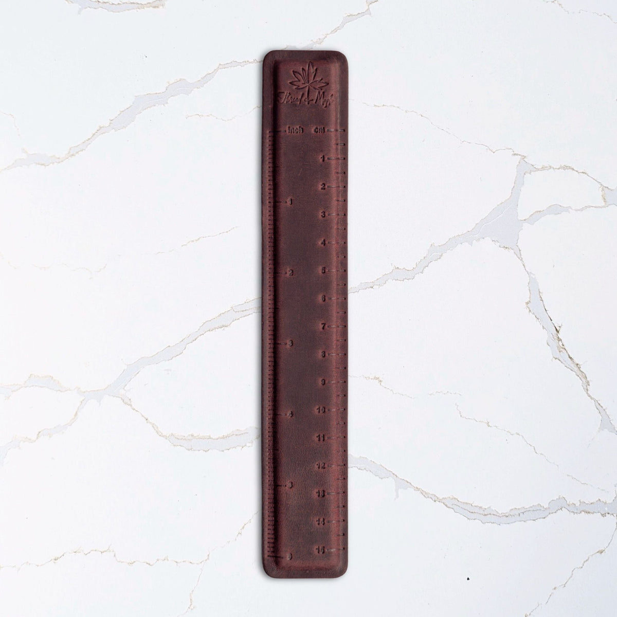 Magnetisk linjal i ekte lær fra Thread & Maple – hold styr på raden i oppskriften - Strikkeredet Design - Thread and Maple håndlagde lærprodukter