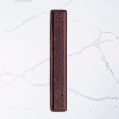 Magnetisk linjal i ekte lær fra Thread & Maple – hold styr på raden i oppskriften - Strikkeredet Design - Thread and Maple håndlagde lærprodukter