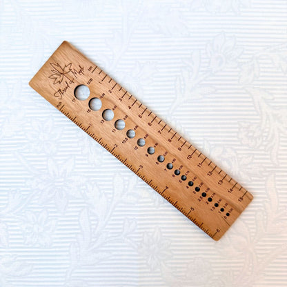 Magnetisk linjal i kirsebærtre – perfekt for alle som strikker og hekler! - Strikkeredet Design - Annet strikketilbehør