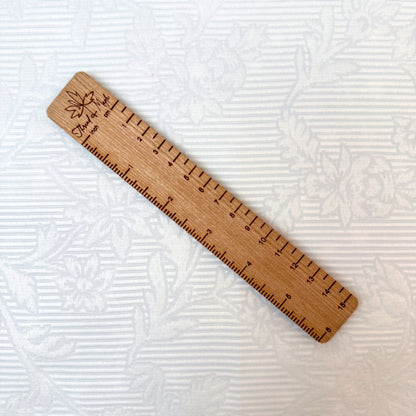 Magnetisk linjal i kirsebærtre – perfekt for alle som strikker og hekler! - Strikkeredet Design - Annet strikketilbehør