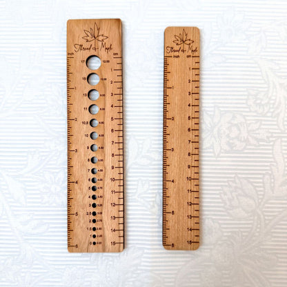 Magnetisk linjal i kirsebærtre – perfekt for alle som strikker og hekler! - Strikkeredet Design - Annet strikketilbehør