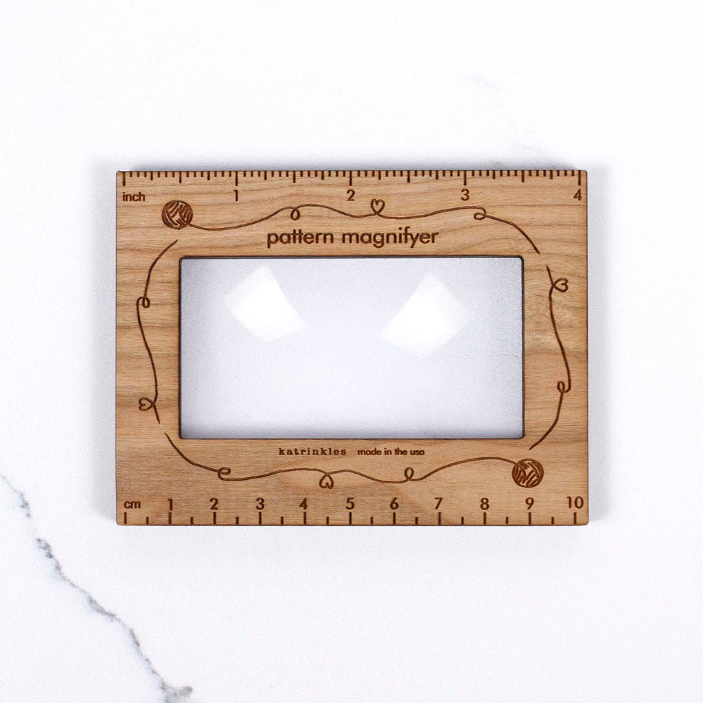 Magnetisk oppskriftslupe i kirsebærtre fra Thread & Maple – les diagrammer og liten skrift uten å myse - Strikkeredet Design - Strikketilbehør