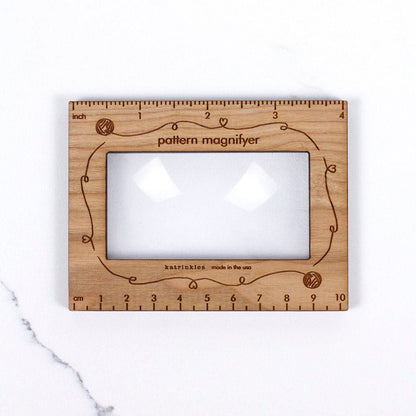 Magnetisk oppskriftslupe i kirsebærtre fra Thread & Maple – les diagrammer og liten skrift uten å myse - Strikkeredet Design - Strikketilbehør