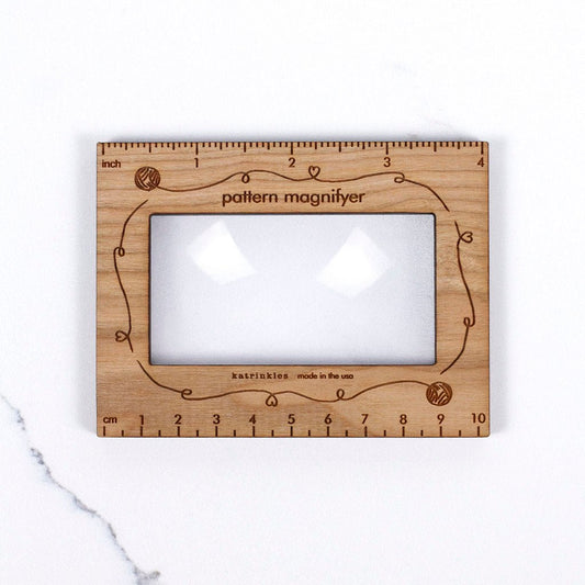 Magnetisk oppskriftslupe i kirsebærtre fra Thread & Maple – les diagrammer og liten skrift uten å myse - Strikkeredet Design - Strikketilbehør