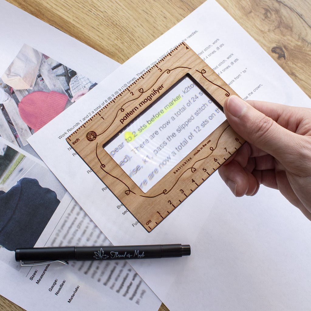 Magnetisk oppskriftslupe i kirsebærtre fra Thread & Maple – les diagrammer og liten skrift uten å myse - Strikkeredet Design - Strikketilbehør