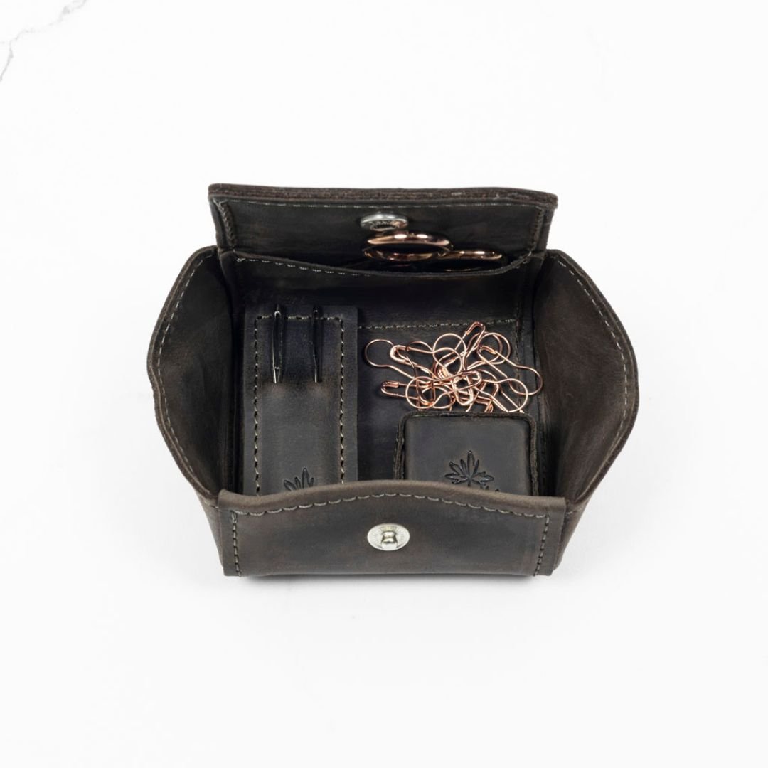 Magnetisk tilbehørspung i ekte skinn fra Thread & Maple - Strikkeredet Design - Thread and Maple håndlagde lærprodukter