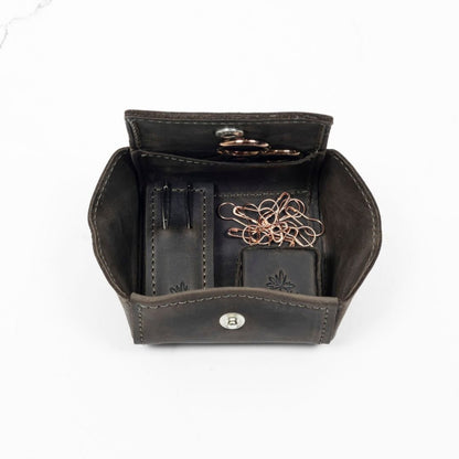 Magnetisk tilbehørspung i ekte skinn fra Thread & Maple - Strikkeredet Design - Thread and Maple håndlagde lærprodukter