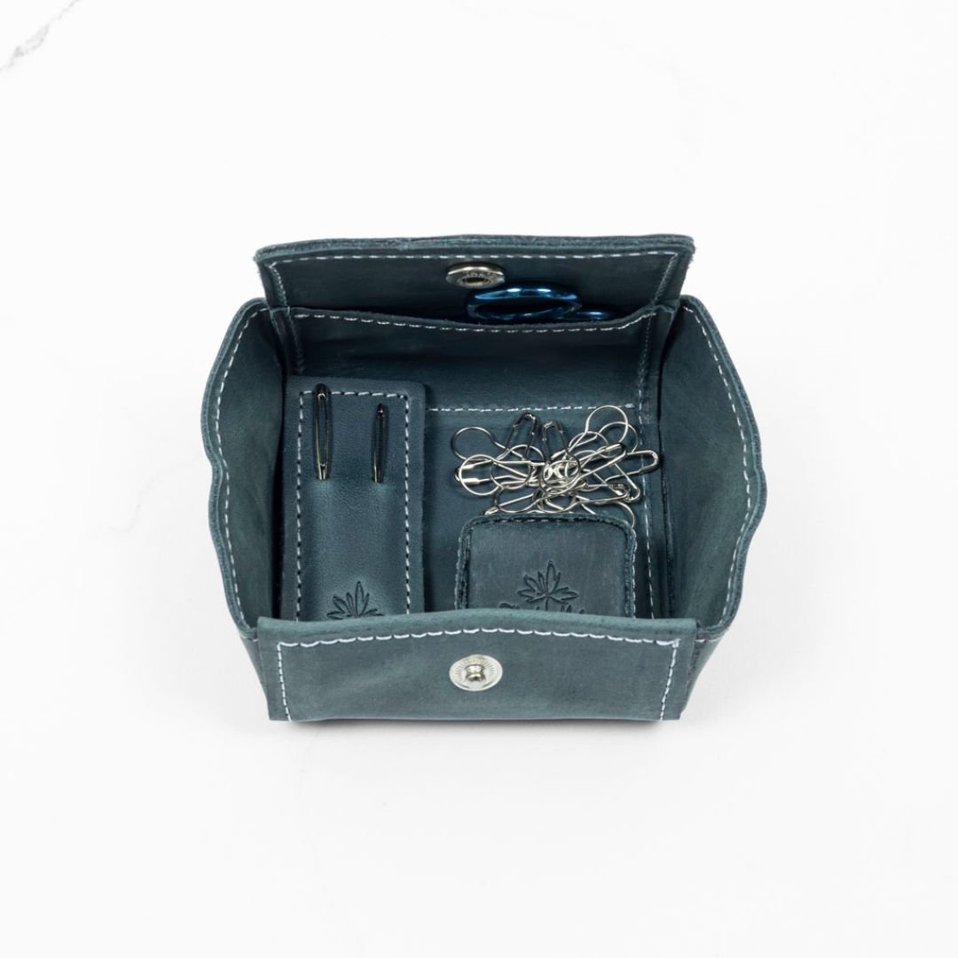 Magnetisk tilbehørspung i ekte skinn fra Thread & Maple - Strikkeredet Design - Thread and Maple håndlagde lærprodukter