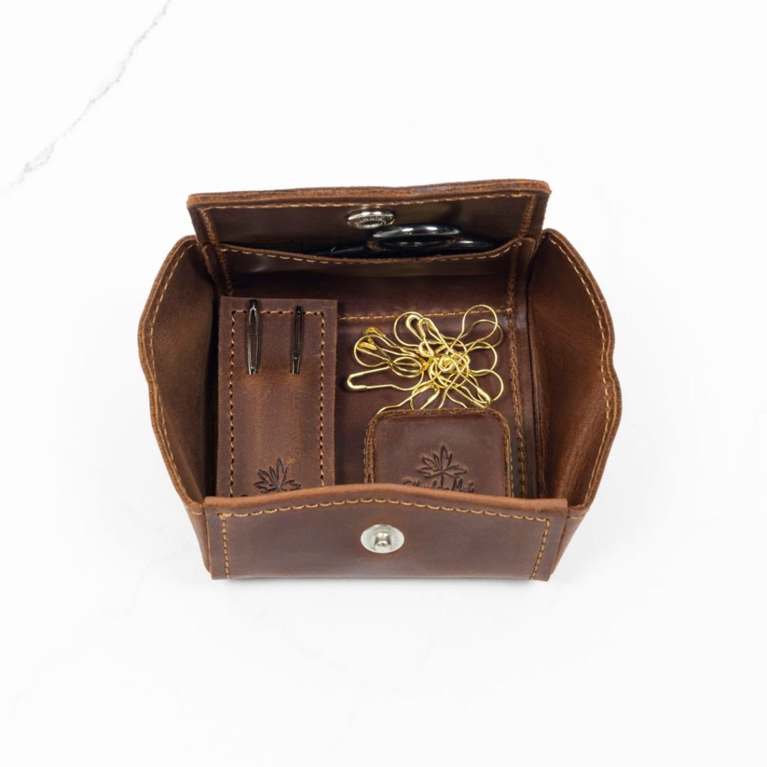 Magnetisk tilbehørspung i ekte skinn fra Thread & Maple - Strikkeredet Design - Thread and Maple håndlagde lærprodukter