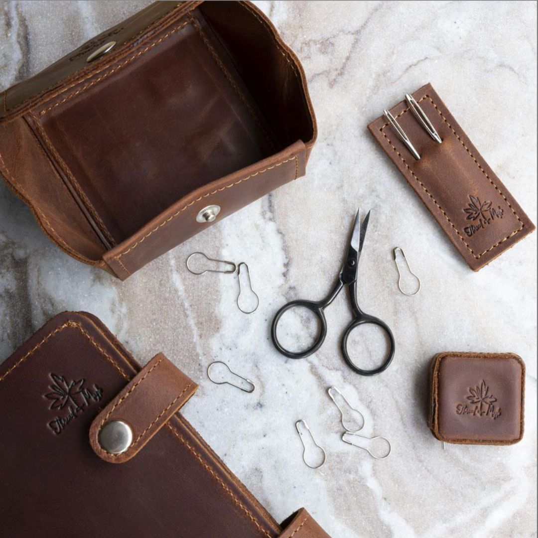 Magnetisk tilbehørspung i ekte skinn fra Thread & Maple - Strikkeredet Design - Thread and Maple håndlagde lærprodukter