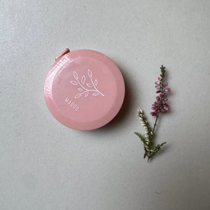 Målebånd med mekanisk innrulling – praktisk og elegant - Strikkeredet Design - Strikkeverktøy