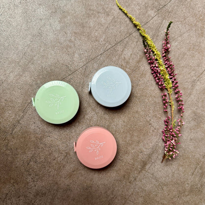 Målebånd med mekanisk innrulling – praktisk og elegant - Strikkeredet Design - Strikkeverktøy