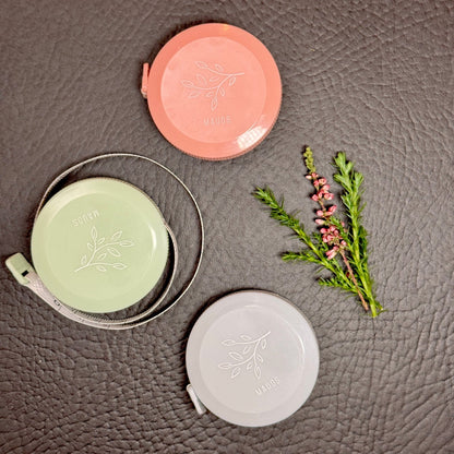 Målebånd med mekanisk innrulling – praktisk og elegant - Strikkeredet Design - Strikkeverktøy