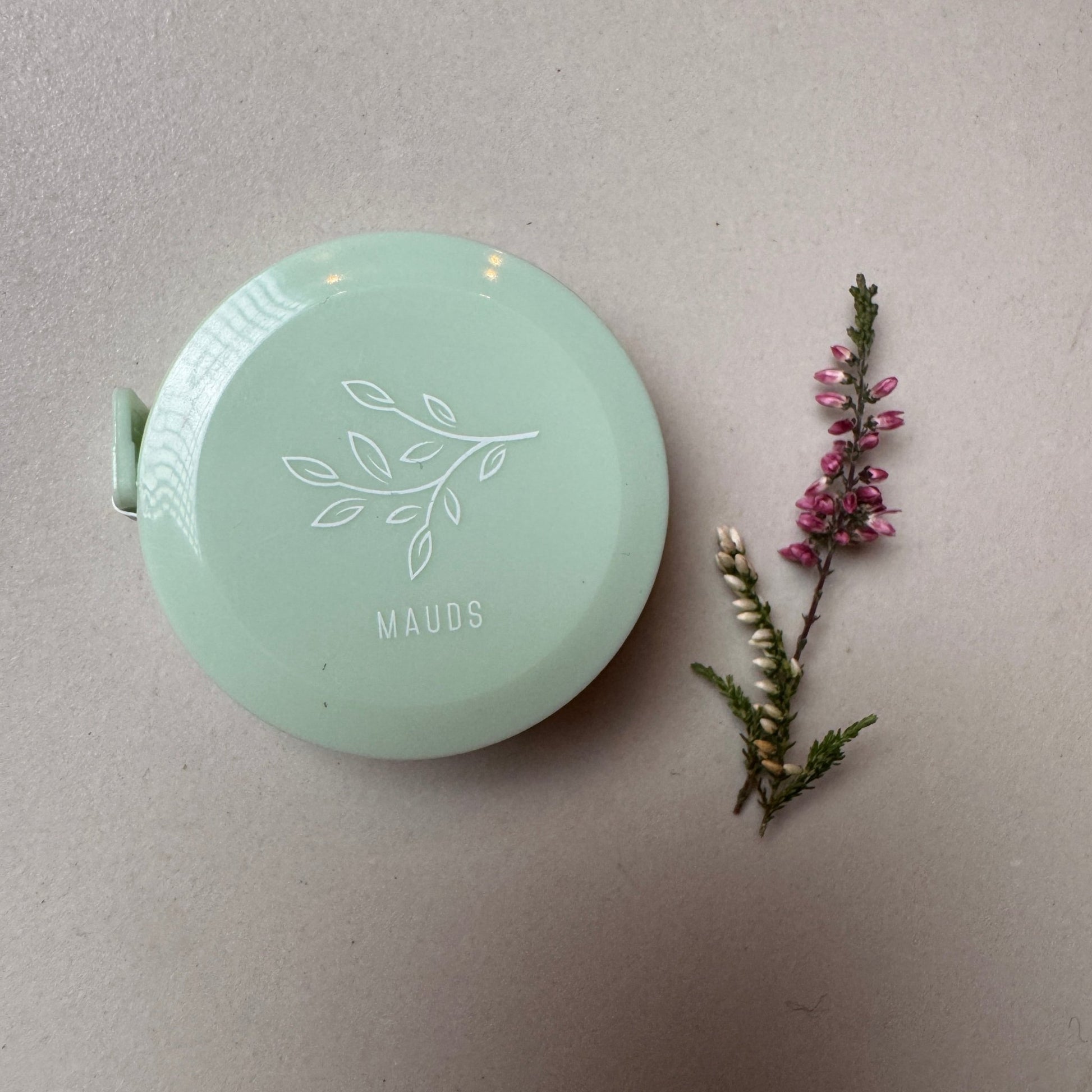 Målebånd med mekanisk innrulling – praktisk og elegant - Strikkeredet Design - Strikkeverktøy