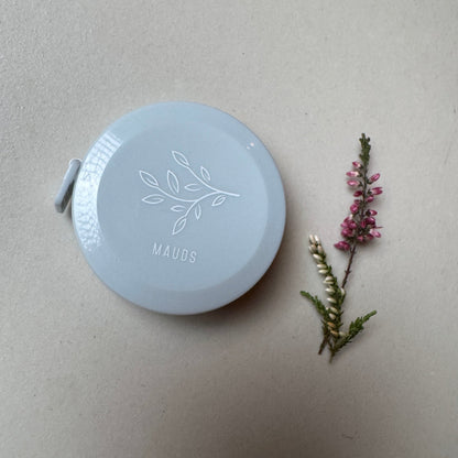 Målebånd med mekanisk innrulling – praktisk og elegant - Strikkeredet Design - Strikkeverktøy