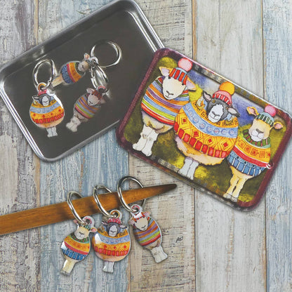 Maskemarkører i boks – karabinkrok – Sheep In Stripes – Emma Ball - Strikkeredet Design -