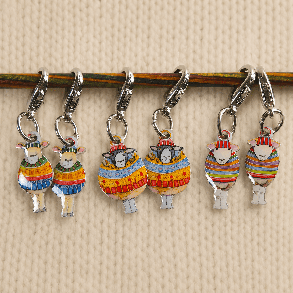 Maskemarkører i boks – karabinkrok – Sheep In Stripes (figur) – Emma Ball - Strikkeredet Design - Strikketilbehør