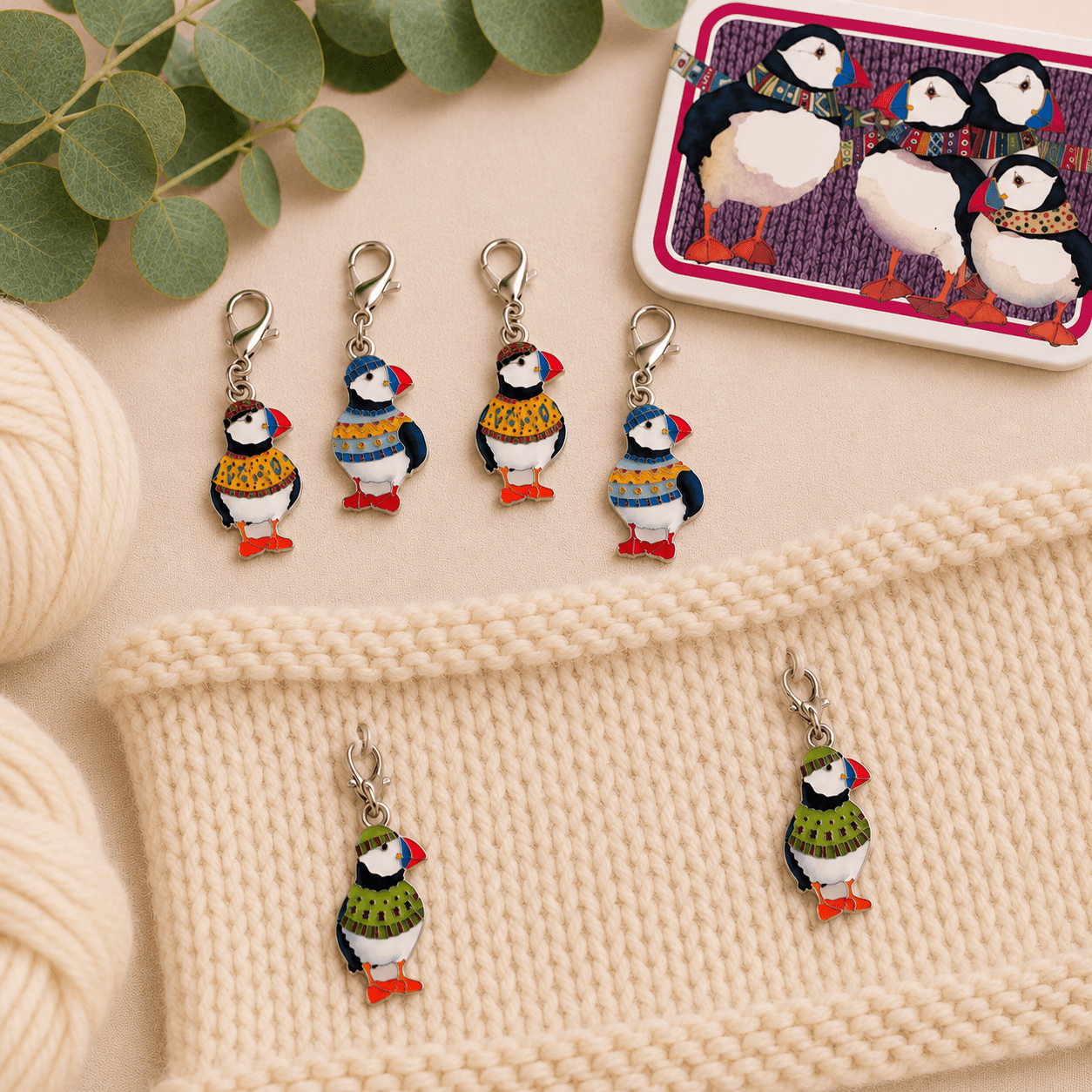 Maskemarkører i boks – karabinkrok – Woolly Puffins (figur) – Emma Ball - Strikkeredet Design - Strikketilbehør