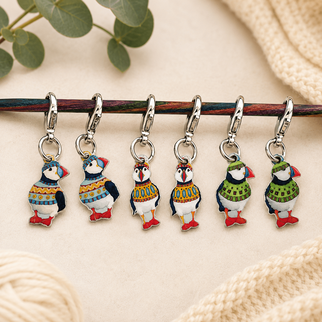 Maskemarkører i boks – karabinkrok – Woolly Puffins (figur) – Emma Ball - Strikkeredet Design - Strikketilbehør