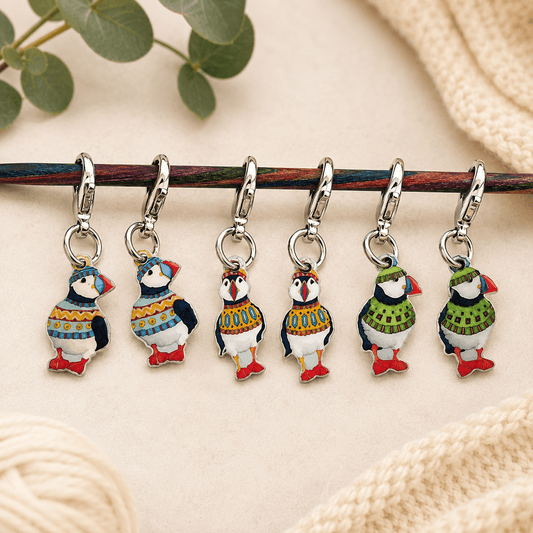 Maskemarkører i boks – karabinkrok – Woolly Puffins (figur) – Emma Ball - Strikkeredet Design - Strikketilbehør