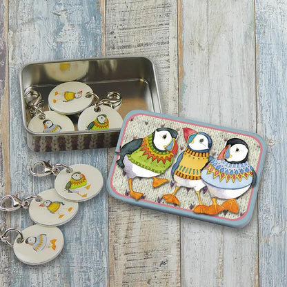 Maskemarkører i boks – karabinkrok – Woolly Puffins II – Emma Ball - Strikkeredet Design - 
