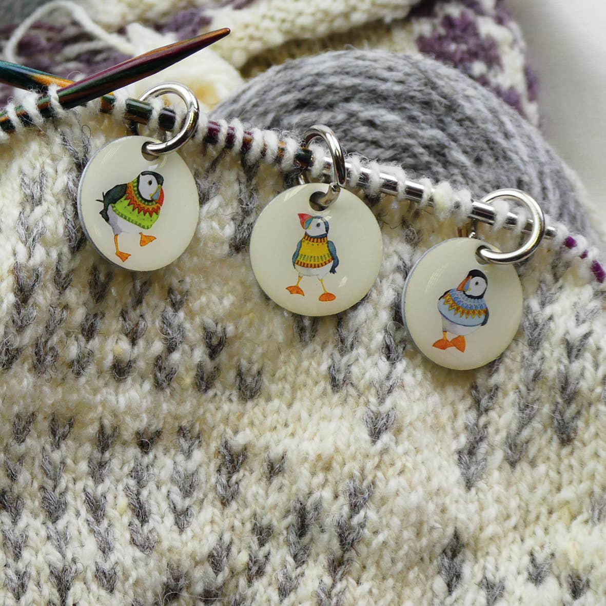 Maskemarkører i metallboks (6 stk) – Woolly Puffin II – Emma Ball - Strikkeredet Design - Annet strikketilbehør