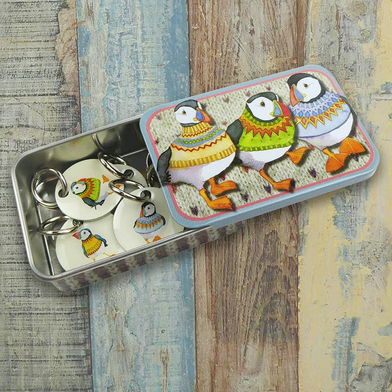 Maskemarkører i metallboks (6 stk) – Woolly Puffin II – Emma Ball - Strikkeredet Design - Annet strikketilbehør