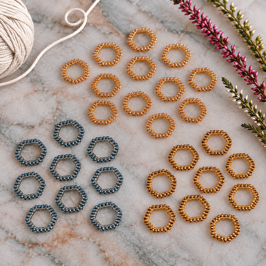 Maskemarkører – ring – bikubemønster i glassperler – Thread & Maple - Strikkeredet Design - Annet strikketilbehør