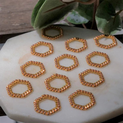 Maskemarkører – ring – bikubemønster i glassperler – Thread & Maple - Strikkeredet Design - Annet strikketilbehør