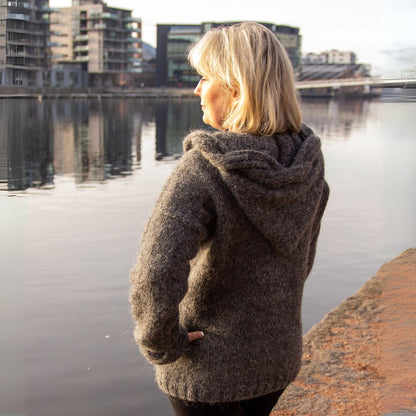 Maxi Waves jakke - deilig og tykk jakke med hette eller krave, for voksen (14 masker/10cm) - Strikkeredet Design - Strikkeoppskrift