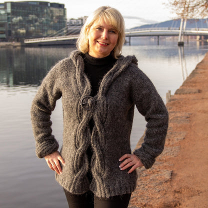 Maxi Waves jakke - deilig og tykk jakke med hette eller krave, for voksen (14 masker/10cm) - Strikkeredet Design - Strikkeoppskrift