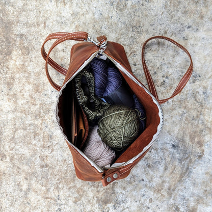 Mellomstor skinnveske for strikkeprosjekter - fra Thread & Maple - Strikkeredet Design - Veske i ekte lær