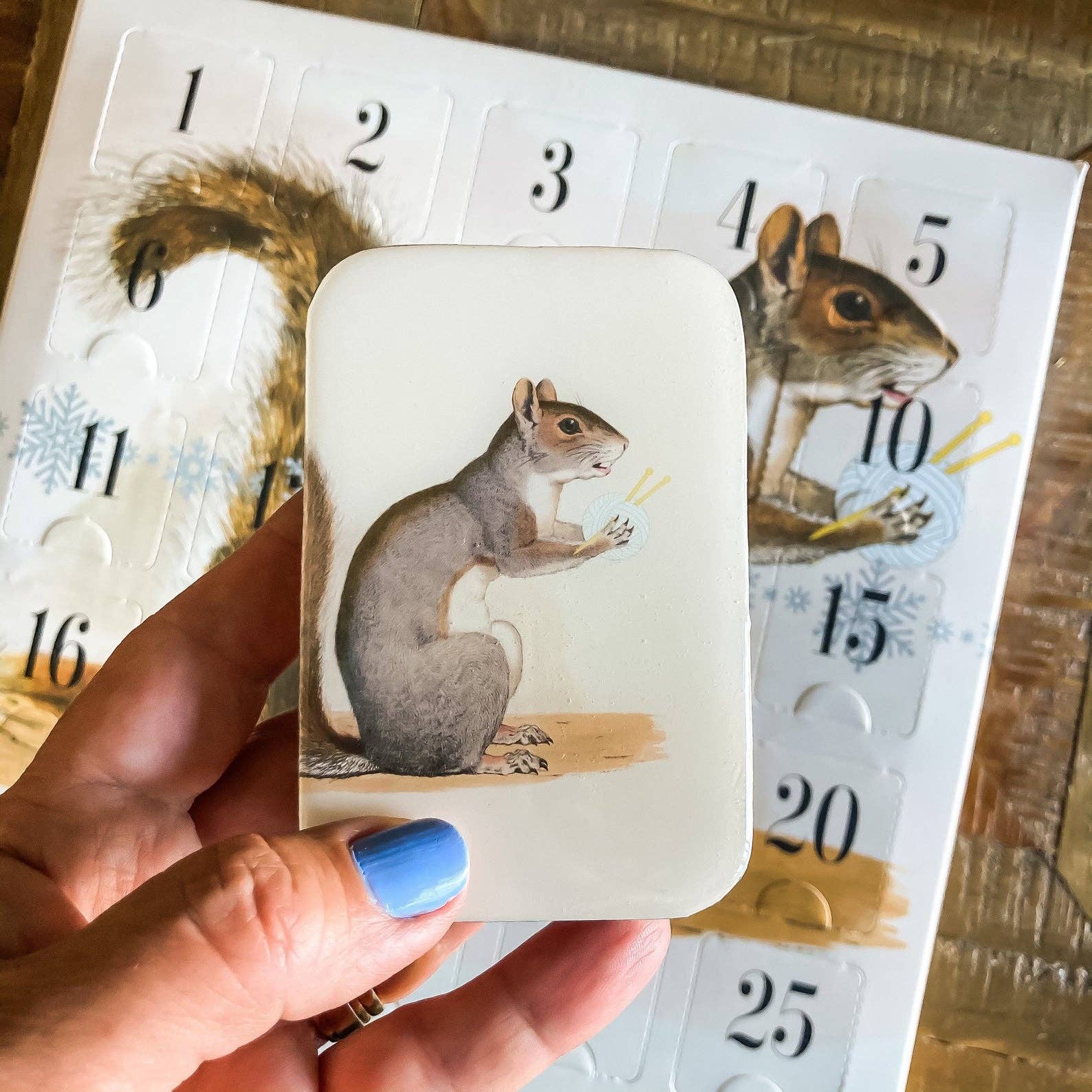 Metallboks – ekorn med garnnøste – Firefly Notes - Strikkeredet Design - Strikketilbehør