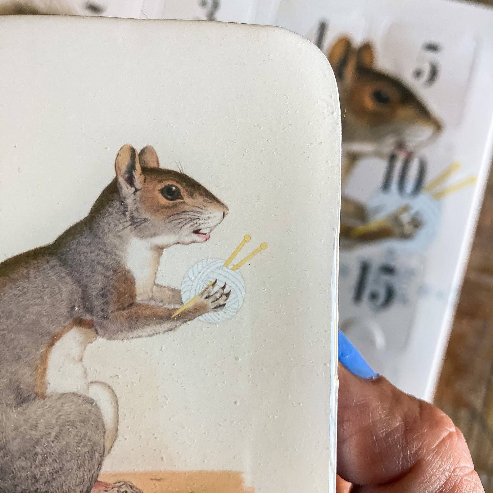 Metallboks – ekorn med garnnøste – Firefly Notes - Strikkeredet Design - Strikketilbehør