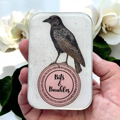 Metallboks – kråke med små skatter – Firefly Notes - Strikkeredet Design - 