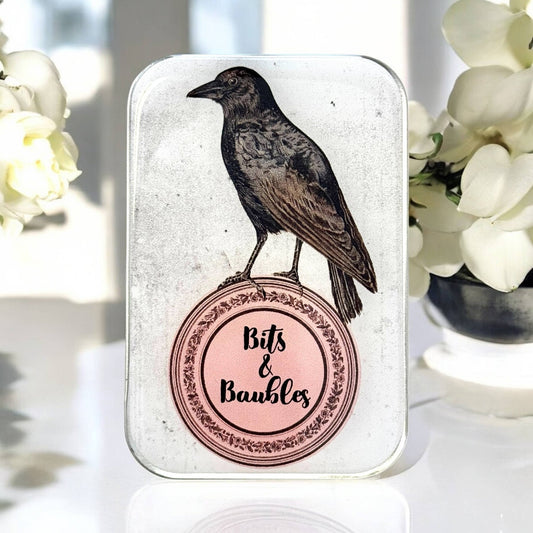 Metallboks – kråke med små skatter – Firefly Notes - Strikkeredet Design - 