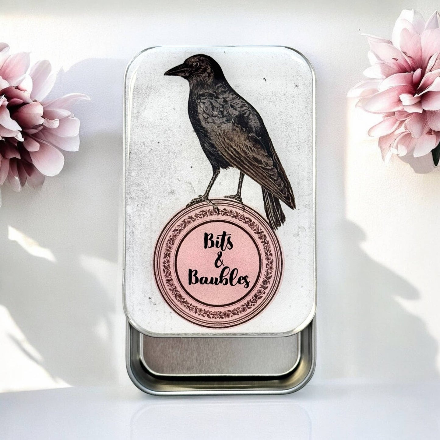 Metallboks – kråke med små skatter – Firefly Notes - Strikkeredet Design - 