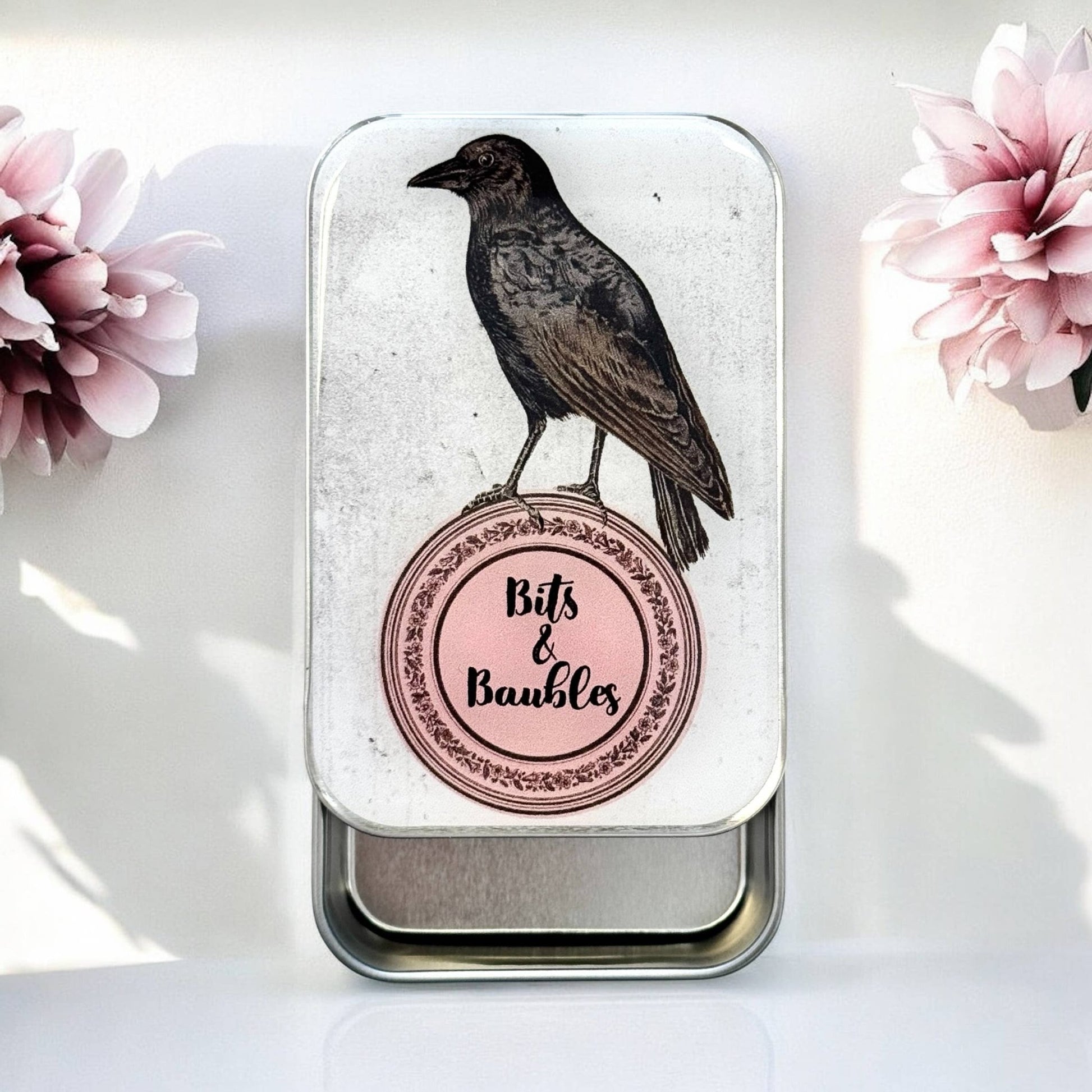 Metallboks – kråke med små skatter – Firefly Notes - Strikkeredet Design - 