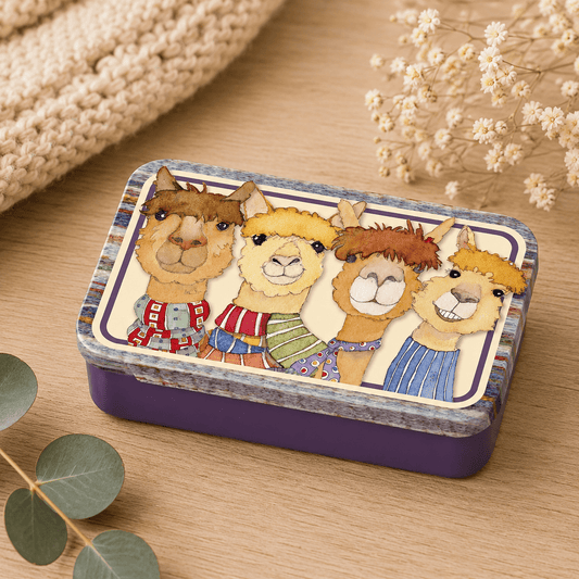Metallboks liten – Alpacas – Emma Ball - Strikkeredet Design -