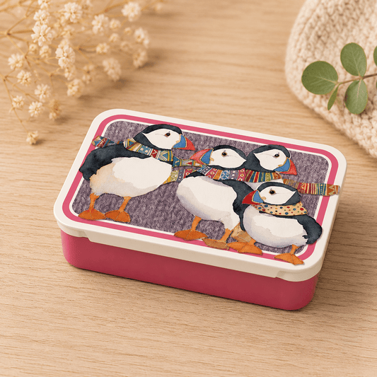 Metallboks liten – Puffins In Scarves – Emma Ball - Strikkeredet Design -