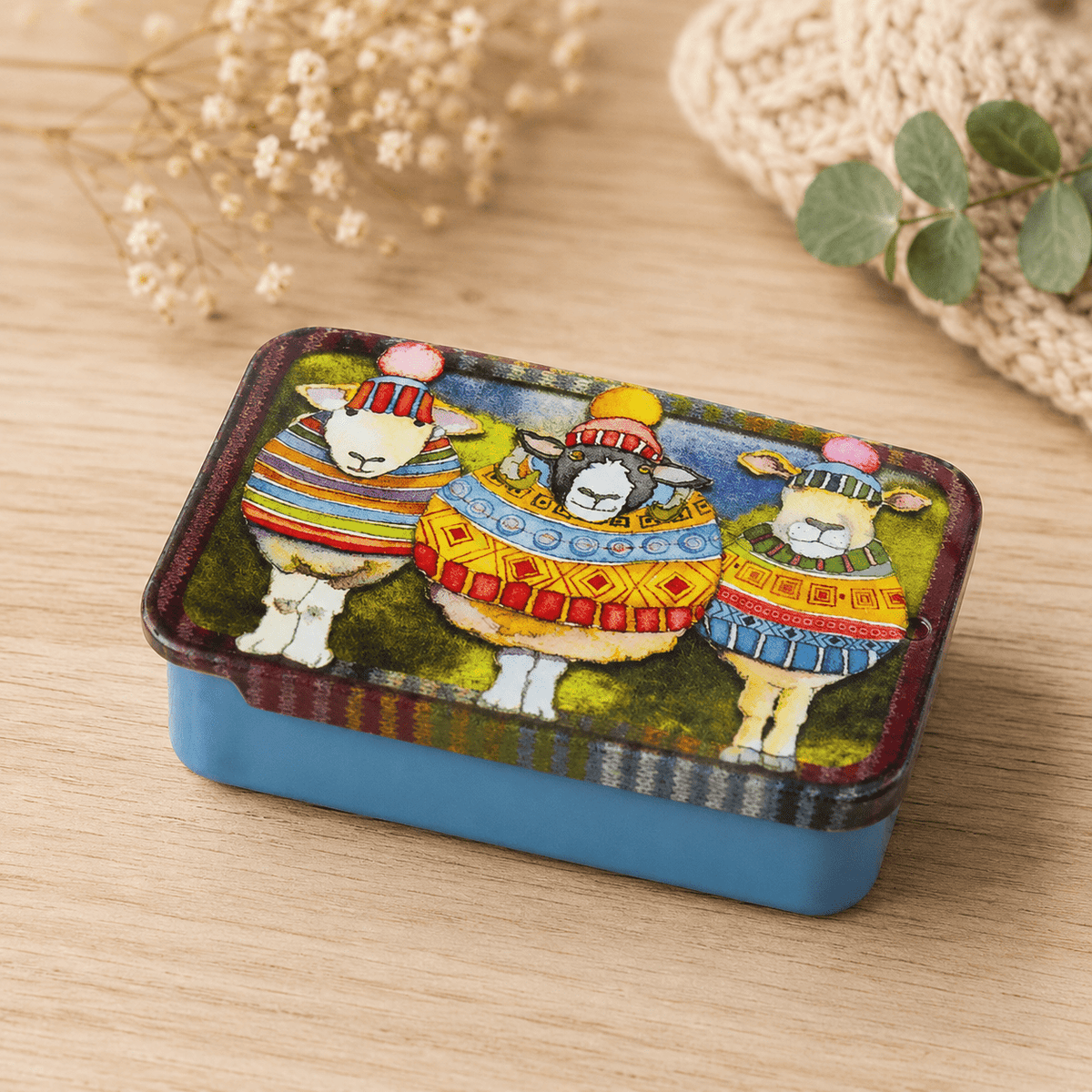 Metallboks liten – Three Sheep – Emma Ball - Strikkeredet Design -
