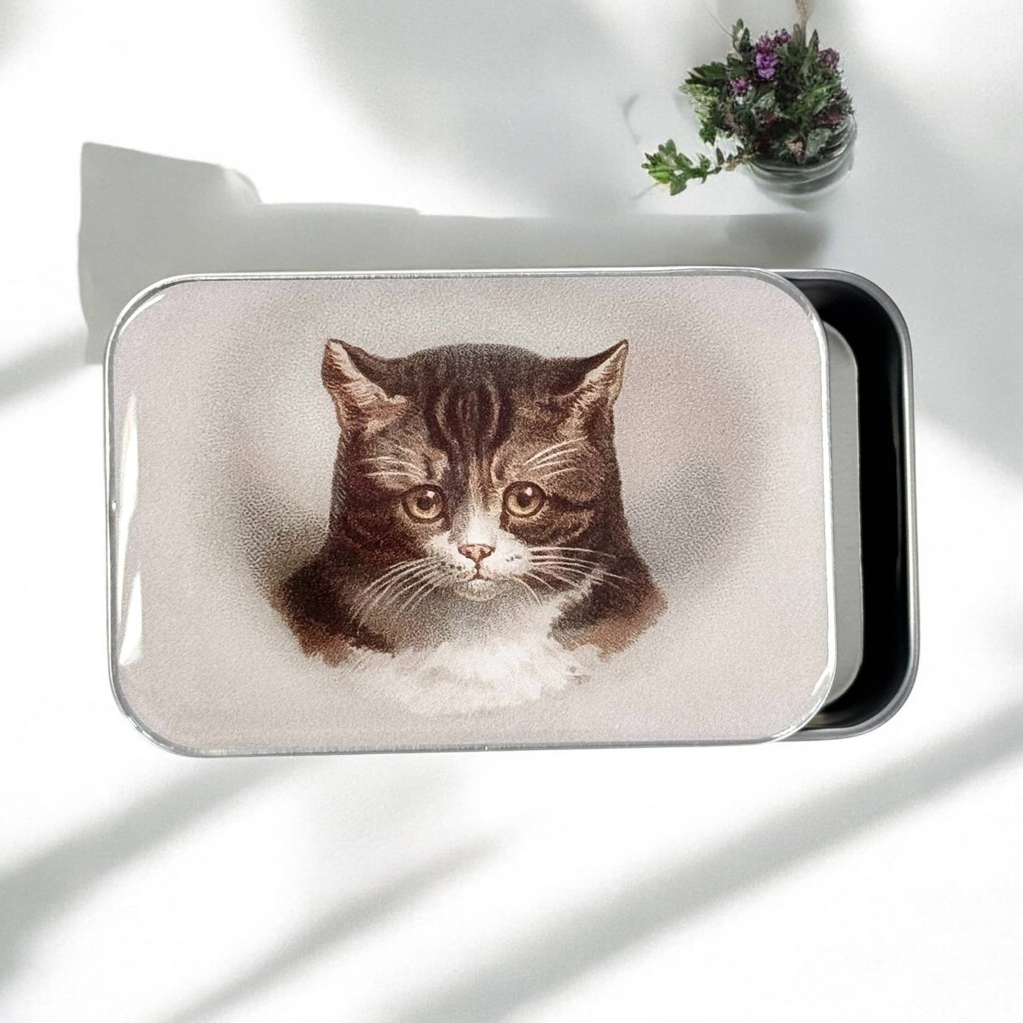 Metallboks – søt katt med nostalgisk sjarm – Firefly Notes - Strikkeredet Design - 