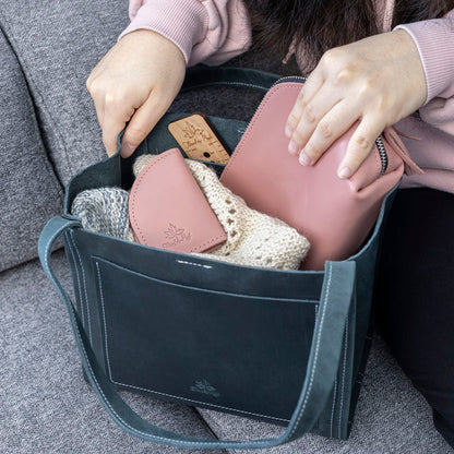 Mini Boxy Tote - veske i skinn - Thread & maple - Strikkeredet Design - 