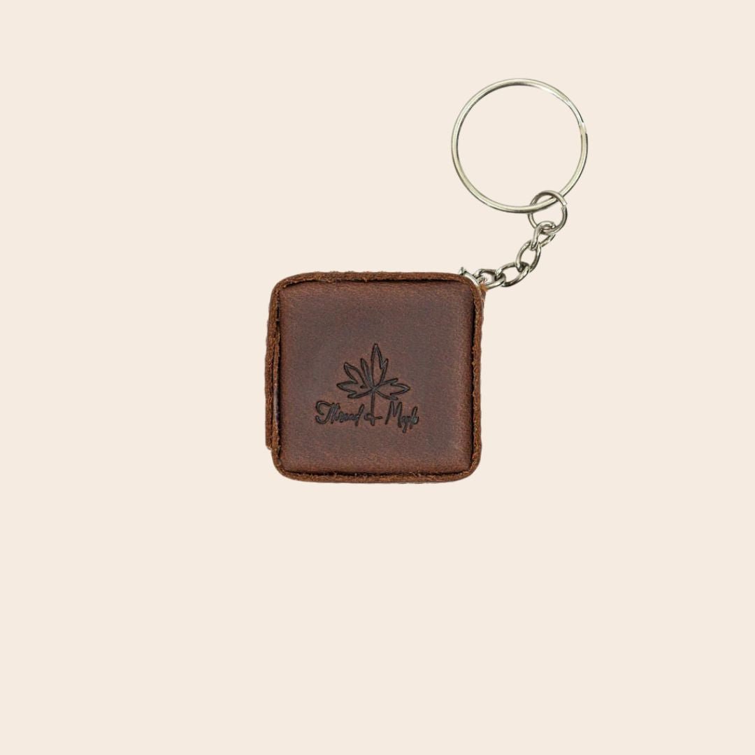 Mini - målebånd i skinn – liten og superpraktisk! - Strikkeredet Design - Thread and Maple håndlagde lærprodukter