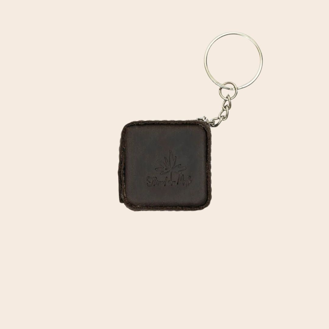 Mini - målebånd i skinn – liten og superpraktisk! - Strikkeredet Design - Thread and Maple håndlagde lærprodukter