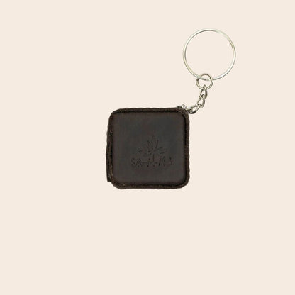 Mini - målebånd i skinn – liten og superpraktisk! - Strikkeredet Design - Thread and Maple håndlagde lærprodukter