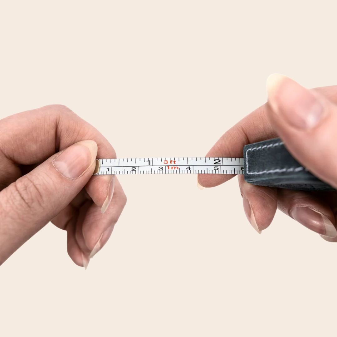Mini - målebånd i skinn – liten og superpraktisk! - Strikkeredet Design - Thread and Maple håndlagde lærprodukter