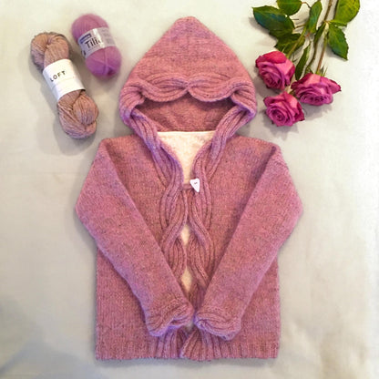 Mini Waves jakke - kjempesøt jakke til barn - Strikkeredet Design - Strikkeoppskrift