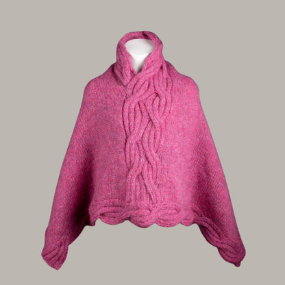 Mini Waves Poncho til barn - perfekt for både hverdagsbruk og mer pyntede anledninger - Strikkeredet Design - Strikkeoppskrift