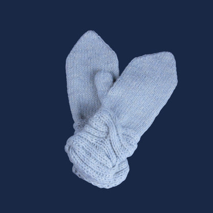 Mini Waves Votter – flotte, varme votter med dobbeltsidig flette for barn og ungdom - Strikkeredet Design - Strikkeoppskrift